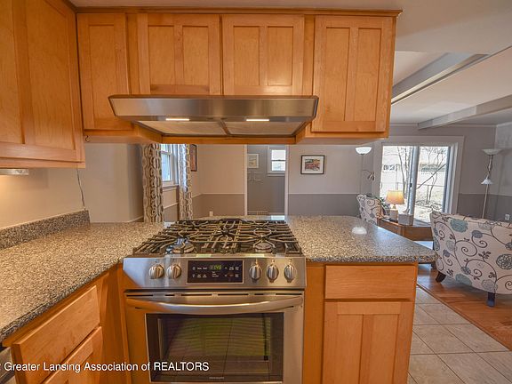 4th image of 821 Linden St