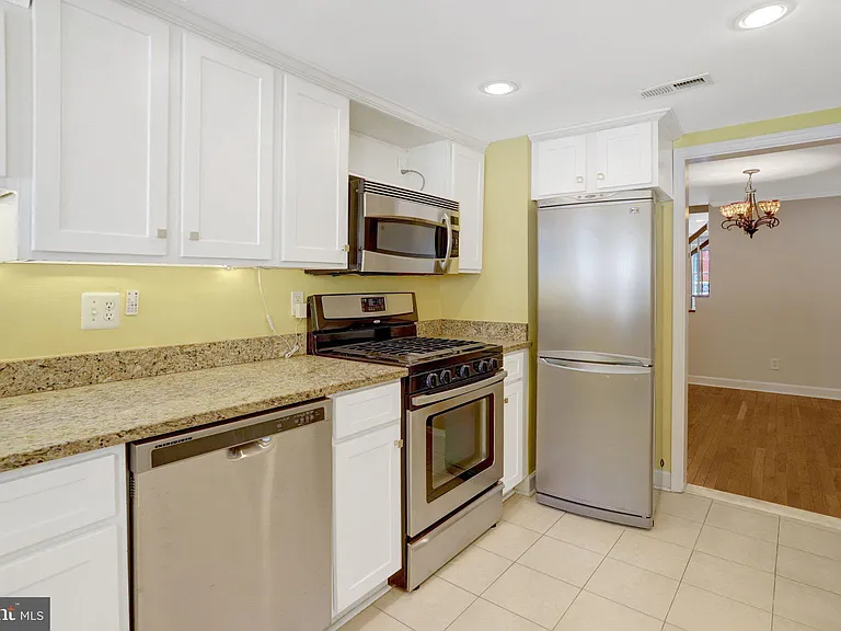619 N Henry St — Photo 3