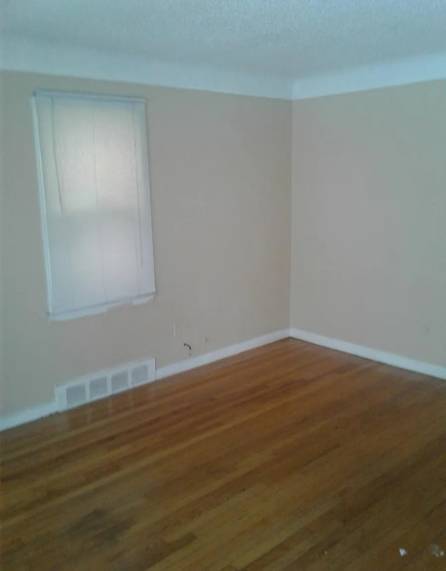 3 bed, 1300 sqft, $1,300 — Photo 3