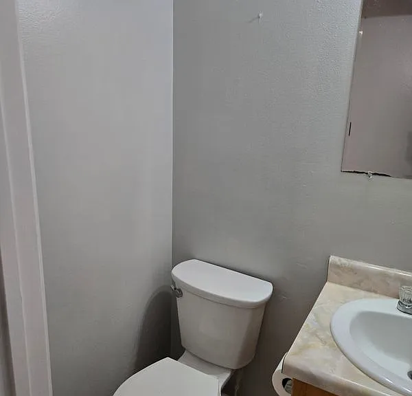 270 Rowell Rd W — Photo 2