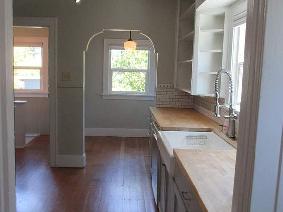 5th image of 1017 N Tacoma Ave