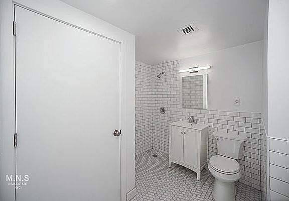 5th image of 65 W 55th St Penthouse J