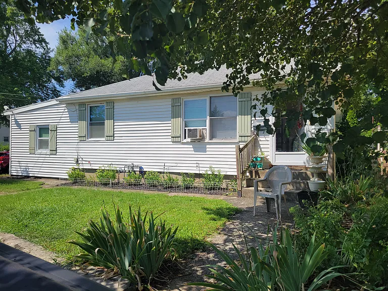 99 Leroy Pl — Photo 2