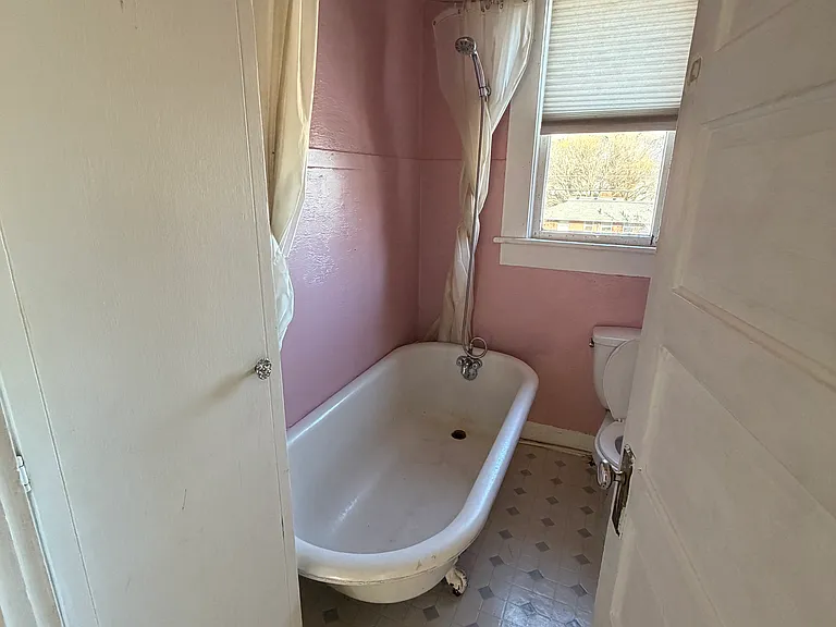 Clawfoot tub
