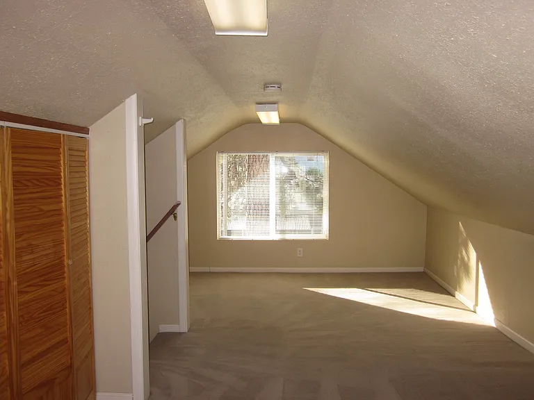 365 SE Miller Ave — Photo 6