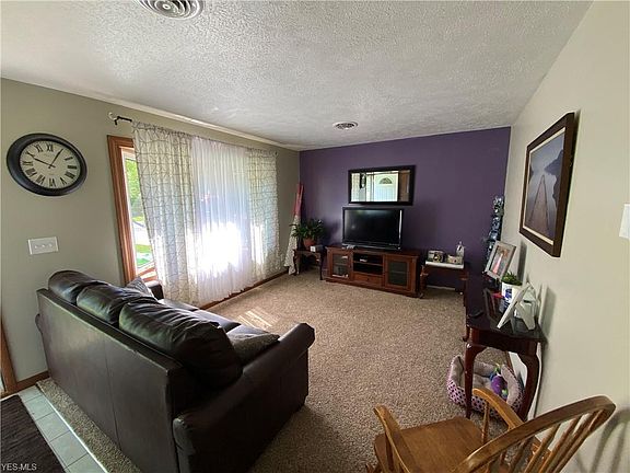 3rd image of 458 Maple Ave
