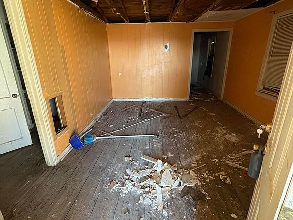 2nd image of 424 E 38th St