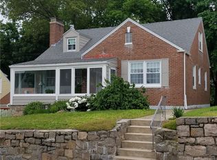 71 Woodlawn Rd, New London, CT 06320