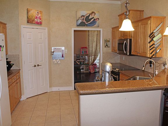 4th image of 608 Lantana St