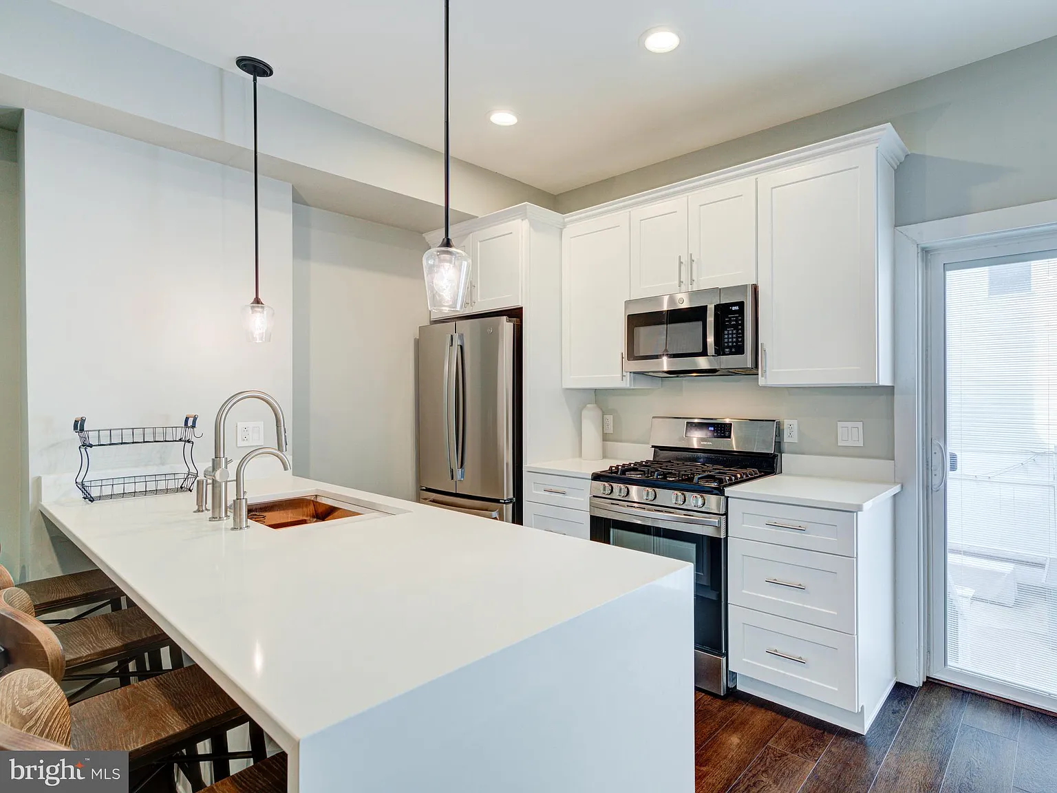 3 bed, 2.0 bath, 1844 sqft, $3,200 — Photo 3