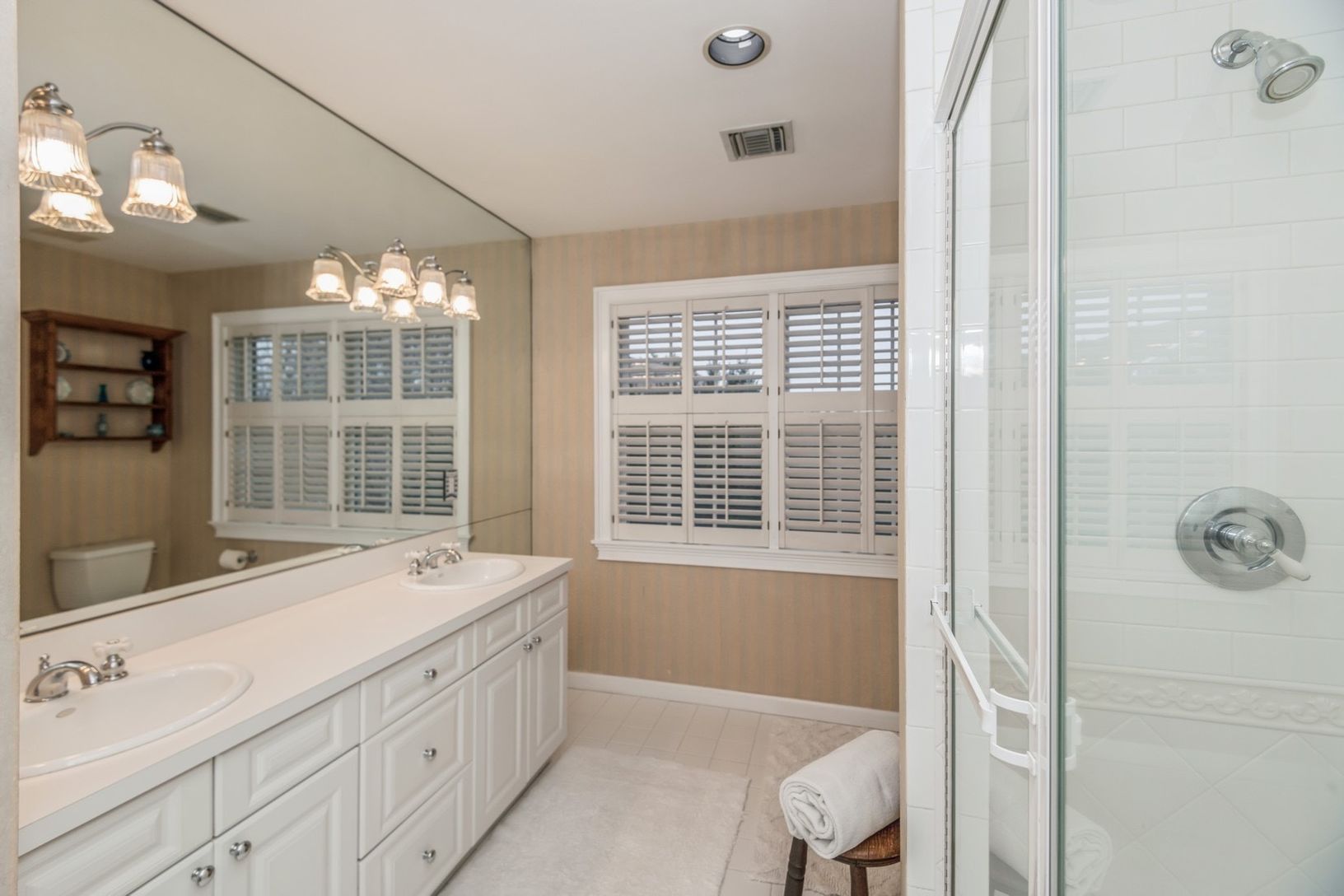  Upstairs En-Suite Guest Bathroom