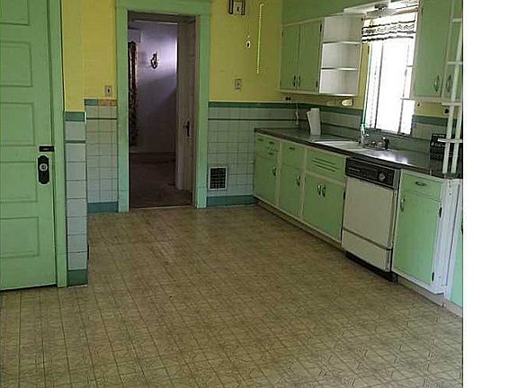4th image of 1107 James Ave