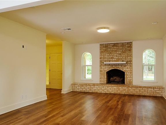 5th image of 100 Live Oak St