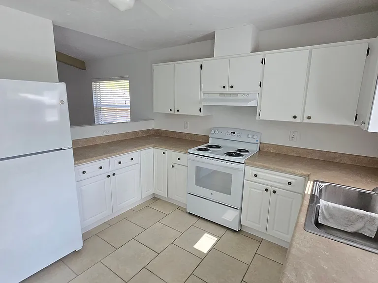4705 Violet Ave — Photo 6