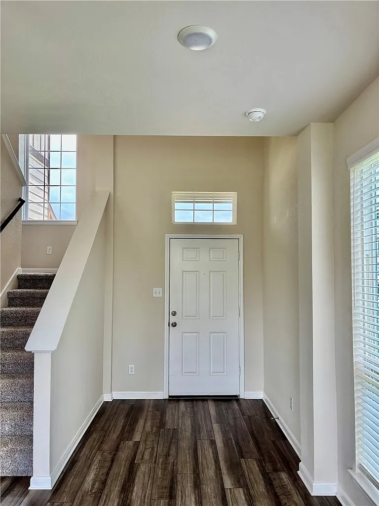 3 bed, 2.5 bath, 1652 sqft, $2,200 — Photo 2