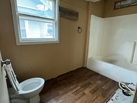 5th image of 910 S Newton Avenue