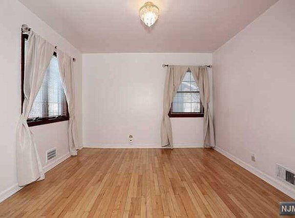 4th image of 246 Linden Pl