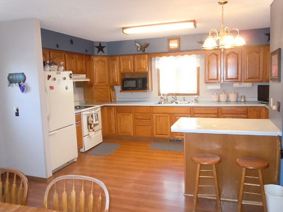 4th image of 604 N East Ave