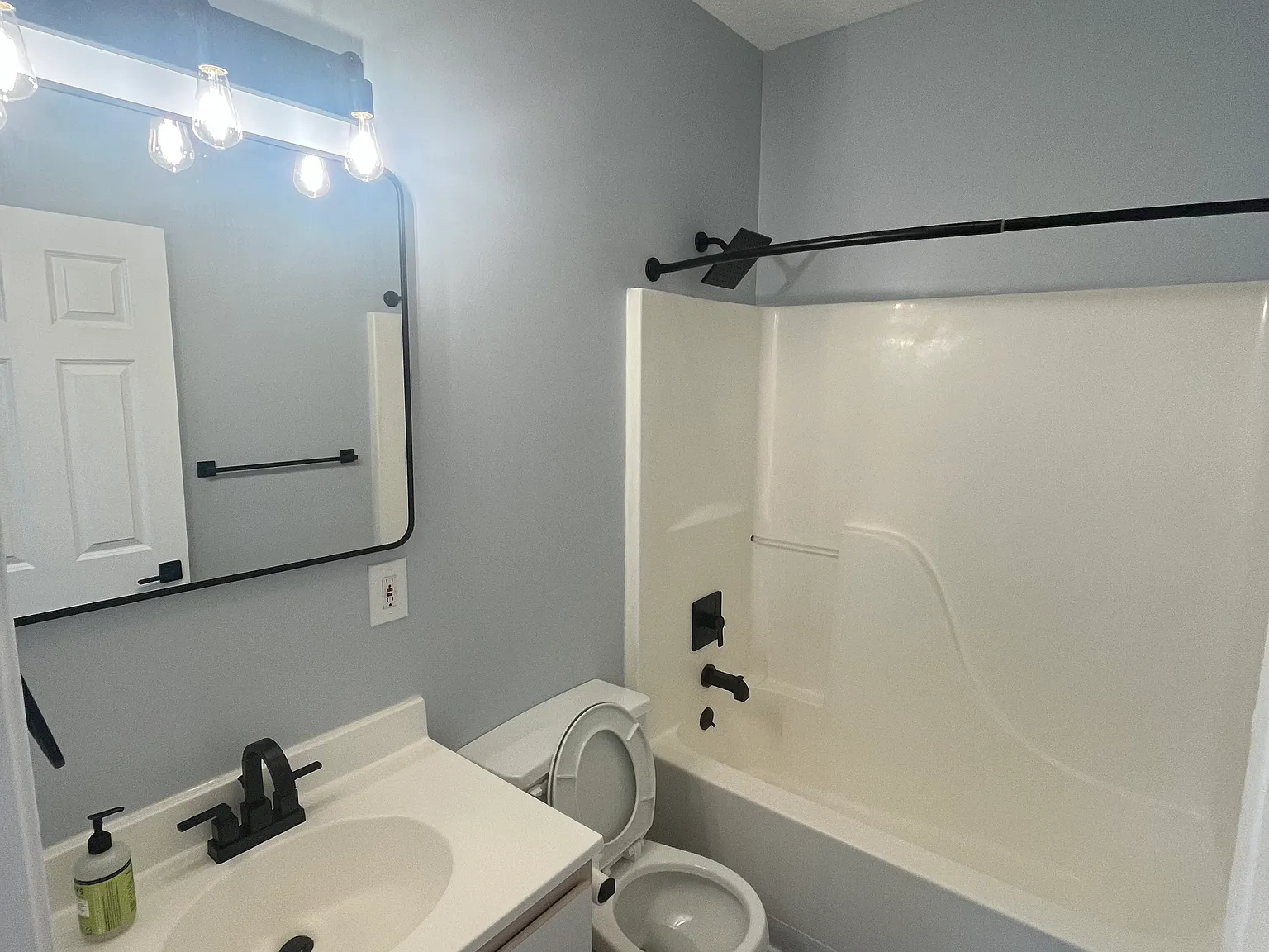 2 bed, 1056 sqft, $1,650 — Photo 2