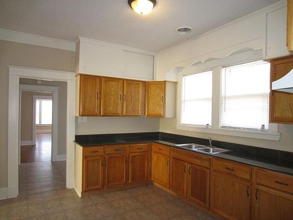 3rd image of 806 Stonewall St