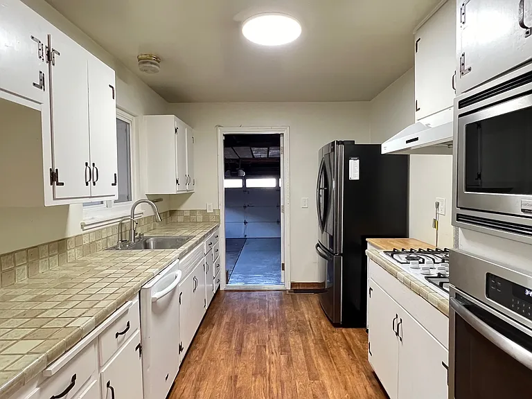 2212 Francis Ave — Photo 11
