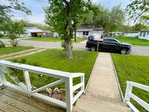 3rd image of 606 Beacon Ln E