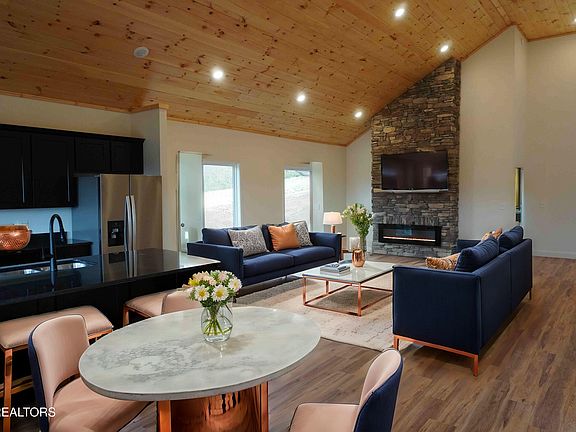 4th image of 915 River Cliff Dr