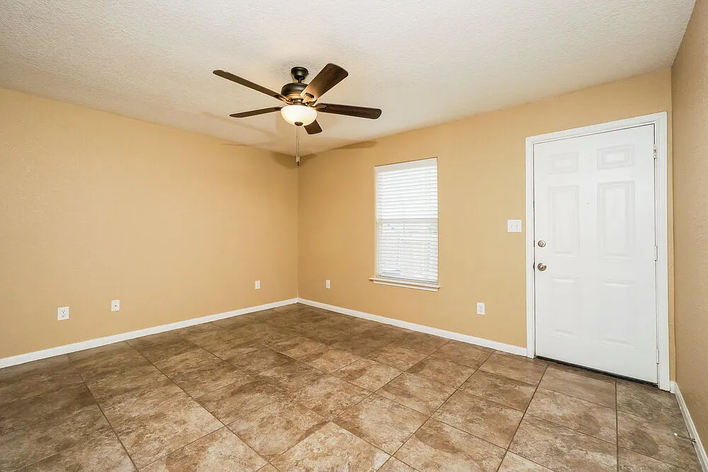 3 bed, 2.0 bath, 1233 sqft, $1,515 — Photo 4