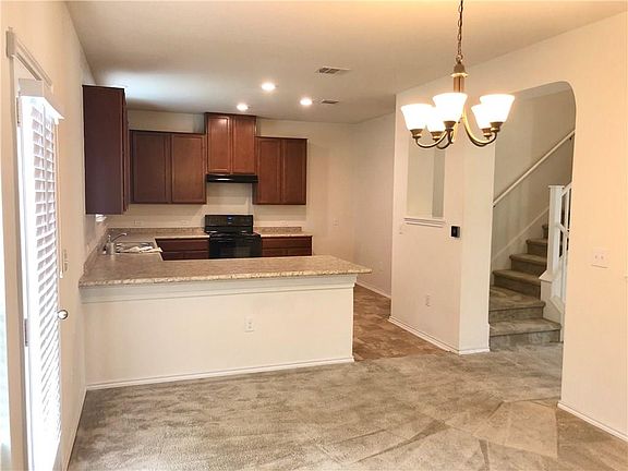 3rd image of 804 Sawbuck Dr