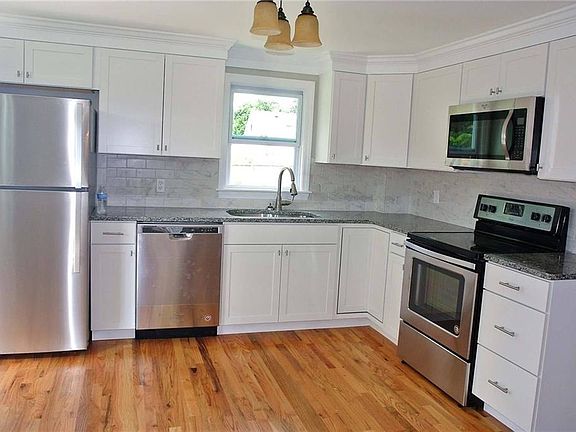 4th image of 44 W Hill Dr