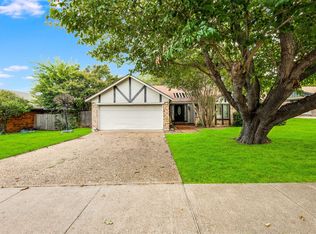 105 Lakeway Dr, Benbrook, TX 76126