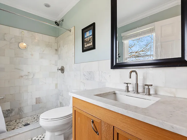 179 Redwood Rd — Photo 11