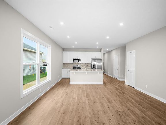 5th image of 552 Alabaster Ln