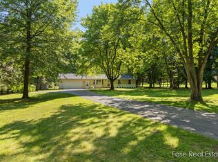 9558 Summit Ave NE, Rockford, MI 49341