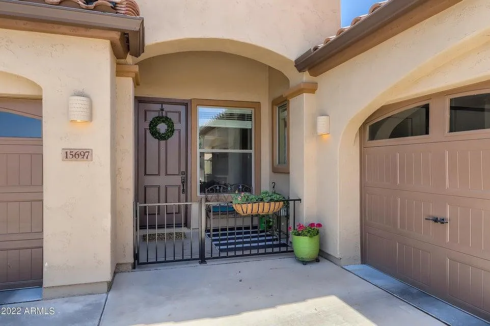 3 bed, 2.0 bath, 2196 sqft, $3,200 — Photo 2