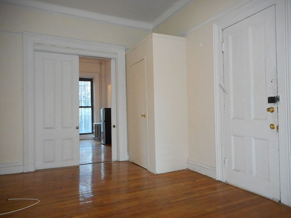 2nd image of 164 Clermont Ave #Parlor