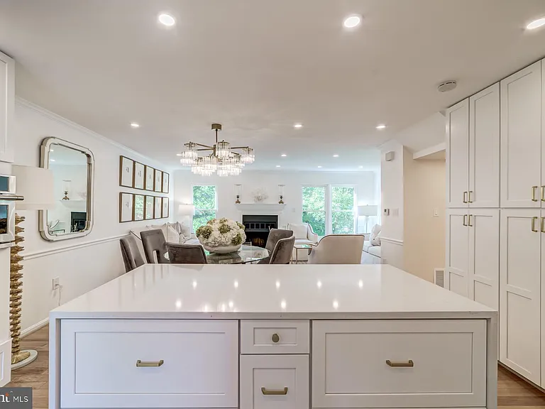 8 Carriage House Cir — Photo 36