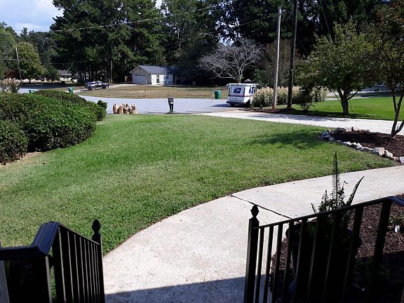 Front lawn, view of the cul de sac