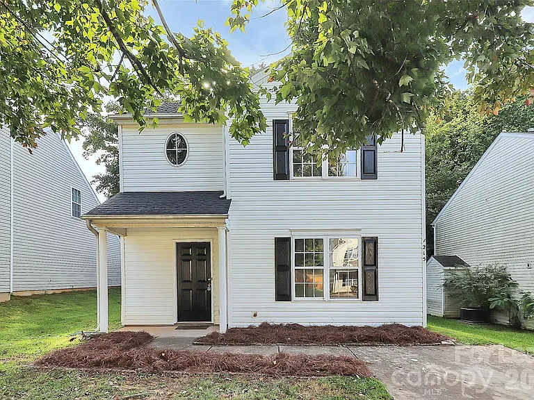 1215 McAllister Dr — Photo 2