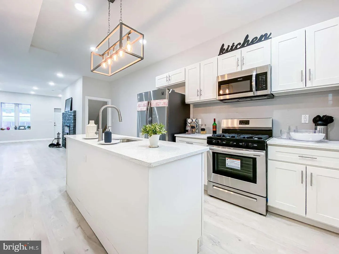 4 bed, 1.5 bath, 1184 sqft, $1,900 — Photo 1