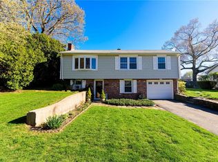 8 Gillooly Dr, Warwick, RI 02888