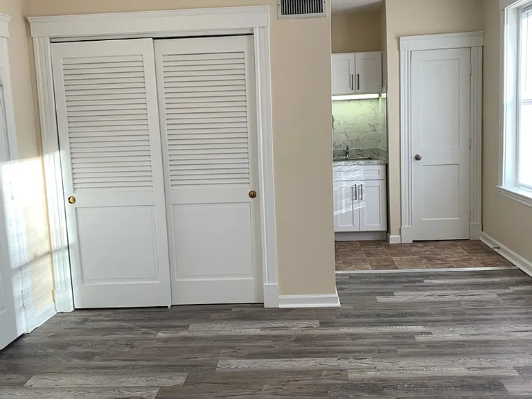 Huntington Apartments — Photo 8