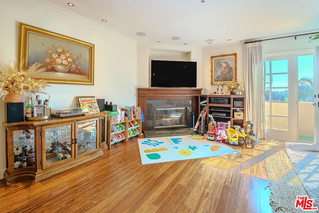 3 bed, 3.0 bath, 1585 sqft, $6,100 — Photo 1