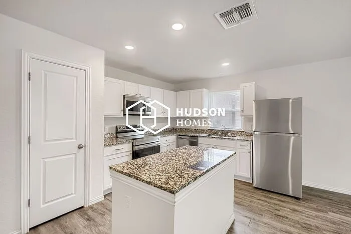 223 W Baxter St — Photo 6