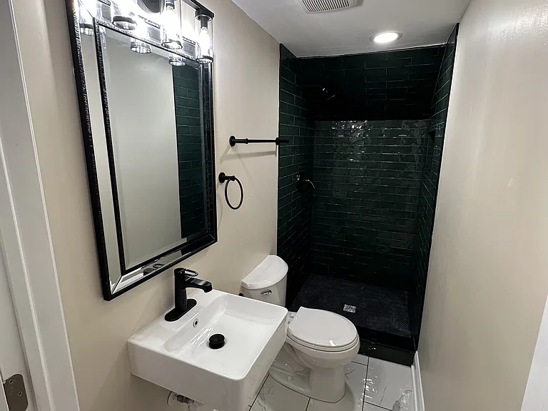 2427 Wythe Ave — Photo 9