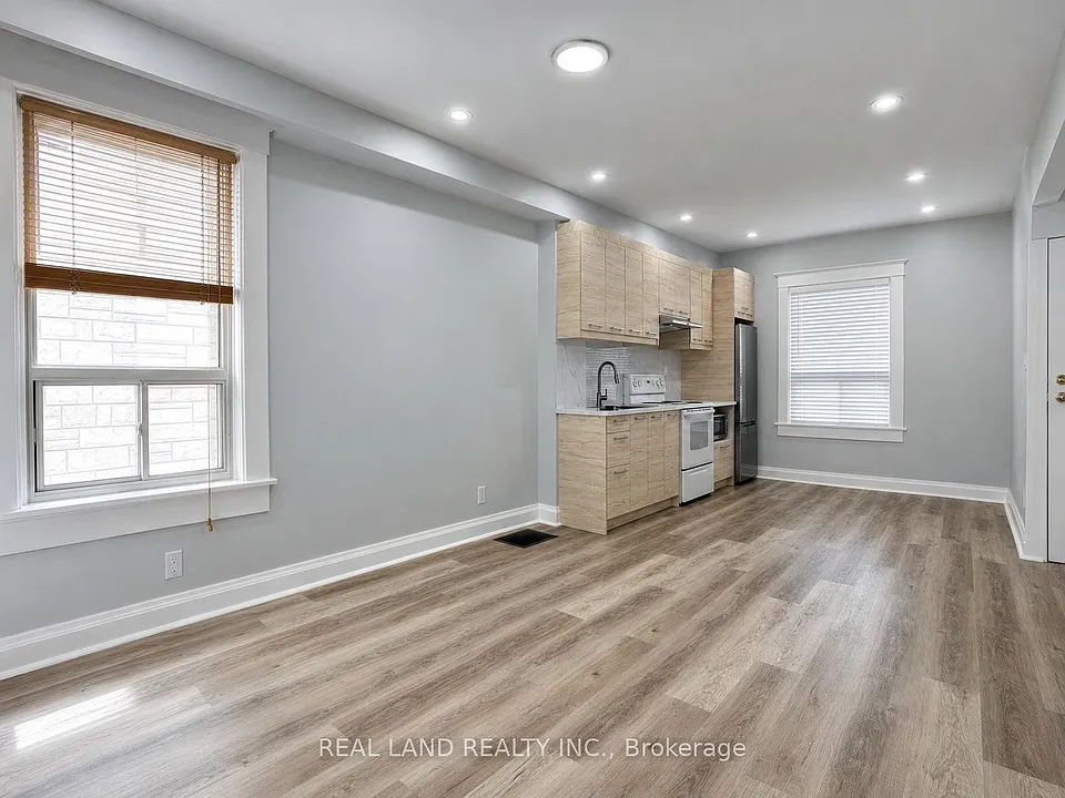225 Coxwell Ave #MAIN FLOOR