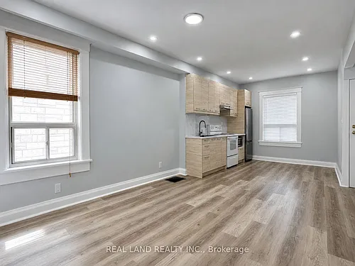 225 Coxwell Ave #MAIN FLOOR Photo 1