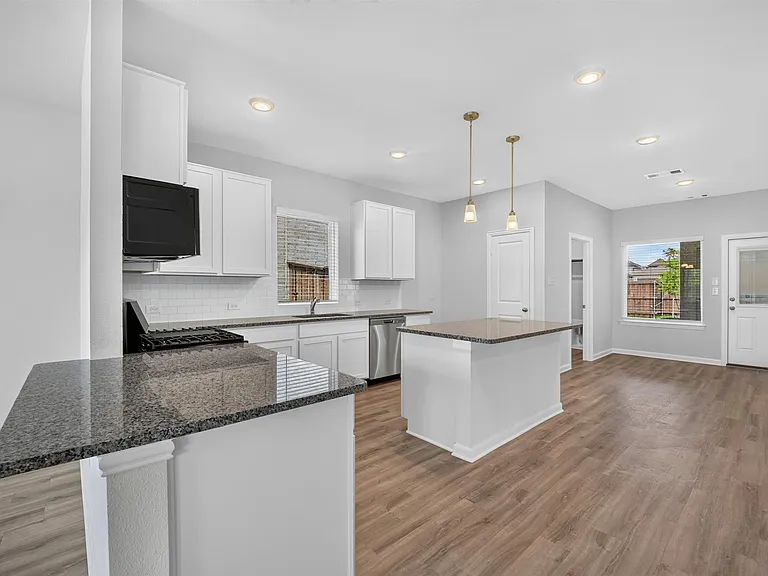 1421 Marcella Ln — Photo 4