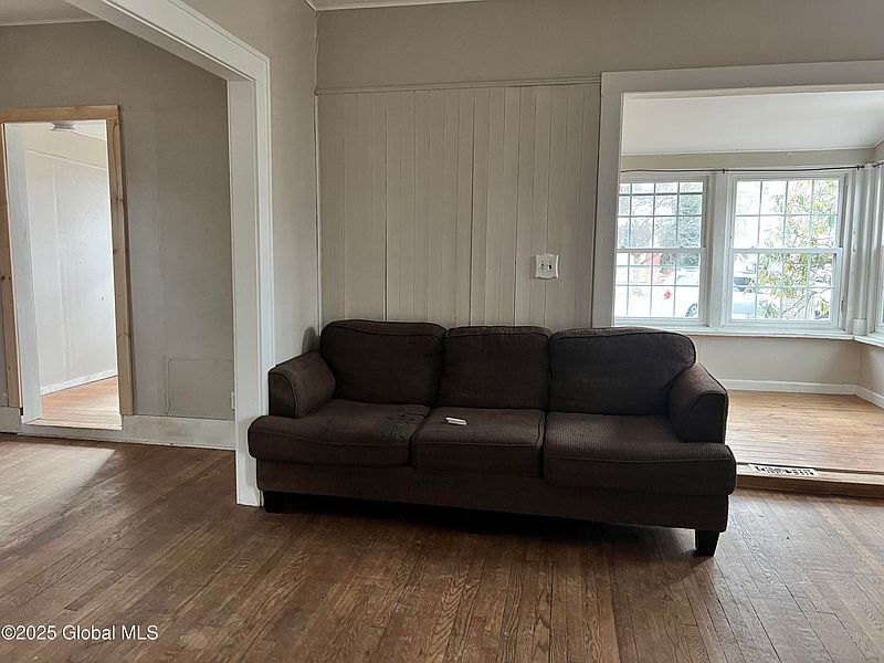 4th image of 91 Seaman Avenue