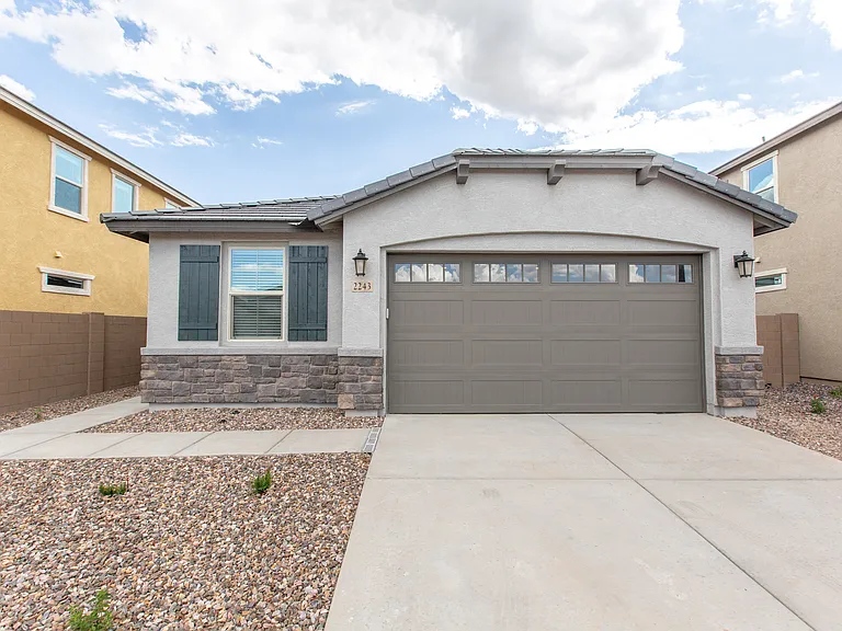 2243 E Ridgewood Ln — Photo 1